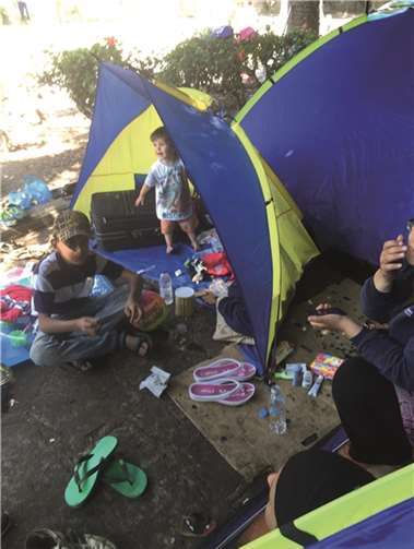 Die Situation ist katastrophal: Inmitten von Müll und beißendem Gestank harren ganze Familien aus. Manche können nach zwei Tagen weiter. Andere sind schon seit Wochen hier.