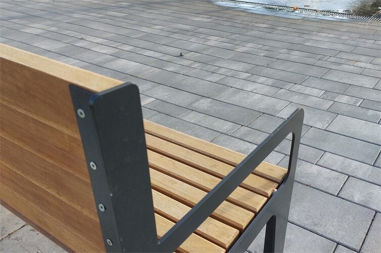 Die Sitzabschlüsse der Sitzbänke auf dem Ochtendunger Raiffeisenplatz sind nicht als Armlehnen geeignet.