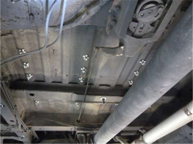 Die Sitze waren mit Schrauben am Fahrzeug befestigt.