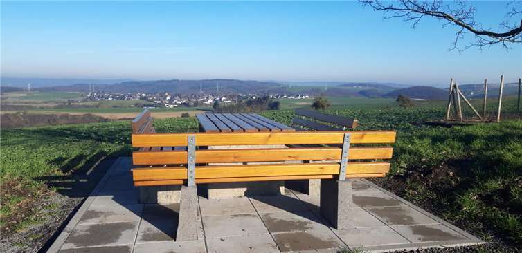 Die Sitzgruppe aus massivem Holz und Basalt im typischen Stil der Keller Region lädt die Wanderfreunde zum Verweilen und Rasten ein. Foto: privat