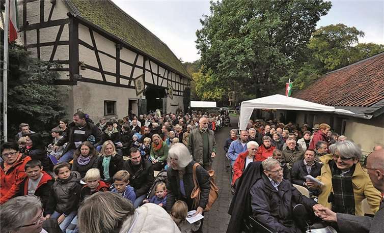 Die Sitzreihen für den Gottesdienst sind bis auf den letzten Platz belegt.privat