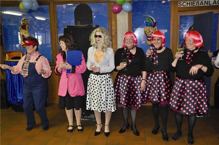 Die Sitzung der Möhne von Bad Bodendorf boten dem jecken Publikum ein mitreißendes Programmab