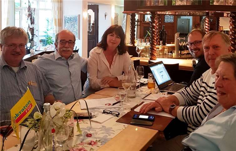 Die Sitzung des FDP Parteivorstandes der Kreisstadt fand im Vinetum in Walporzheim statt. V.li.n.re. Ralf Kössendrup, Matthias Bertram, Alexandra Lieb, David Jakobs, Rolf Deißler und Annemarie Müller-Feldmann. Foto: privat