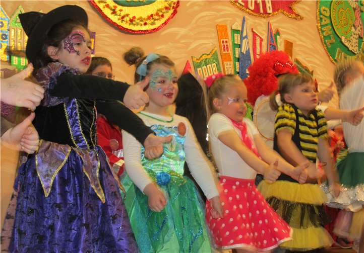 Die Sitzung ist für die Kinder ein Riesenspaß.PS