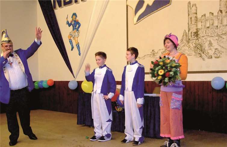 Die Sitzungspräsidenten, Patrick Ritzdorf und Fabian Böber, und Carmen Klapperich wurden von Helmut Densing geehrt.privat