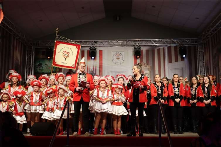 Die Sitzungspräsidenten Yannik Port und Annalena Doetsch begrüßten zu Beginn alle Gäste und führten den gesamten Abend durch das bunte Programm. Quellen: NCW