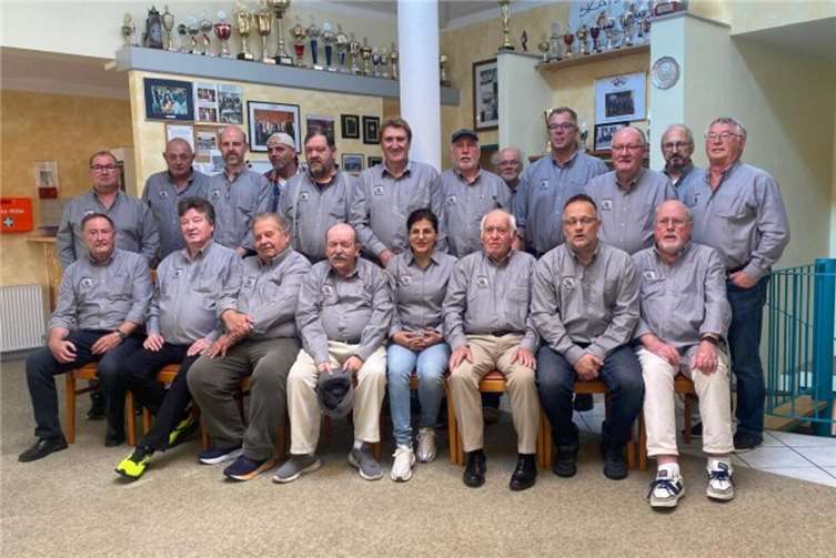 Die Skatbuben Honnefeld im neuen Outfit bei der Mitgliederversammlung.Foto: privat