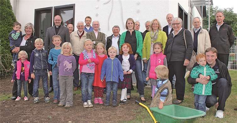 Die Skatspielerinnen und Skatspieler mit Pfarrer Hermann Josef Zeyen und den Kindergartenkindern der Einrichtung nach der Einsegnung.