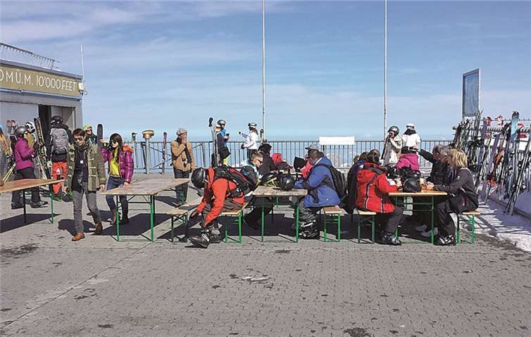 Die Skiabteilung des TV 05 Mülheim vor der Abfahrt.privat