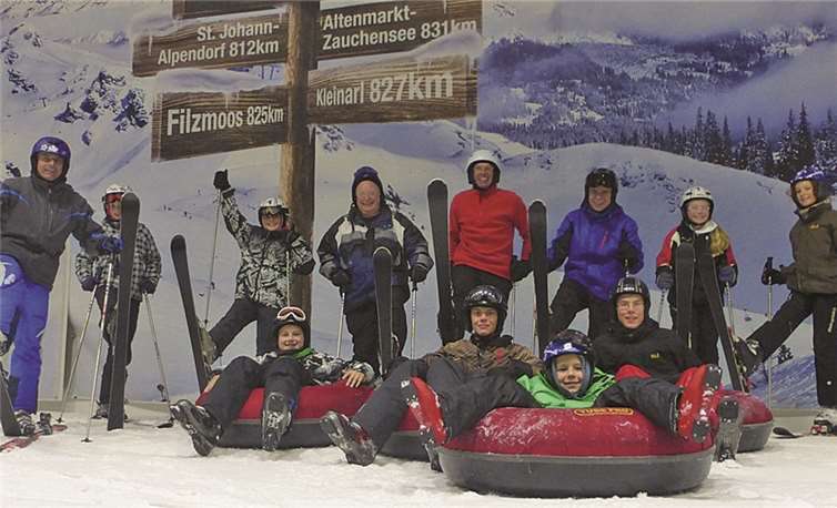 Die Skijugend des TV Sinzig in der Skihalle. Übungsleiter Jörg (links), Betreuer Klaus (Mitte) und Abteilungsleiter Roland (Mitte) waren natürlich mit dabei. Privat