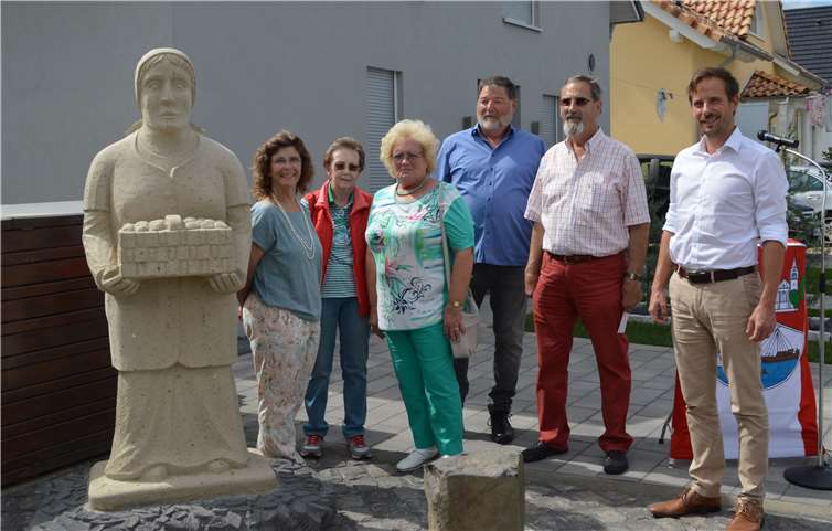 Die Skulptur der Erdbeerpflückerin wurde vom Bürger- und Heimatverein an die Bürger und vor allem die Neubürger im Neubaugebiet Im Erdbeerfeld übergeben. Foto: AB