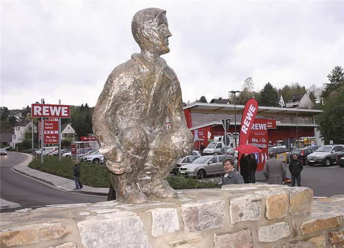Die Skulptur des „Stadtmauredresse“ gibt dem Kreisel einen besonderen Akzent.