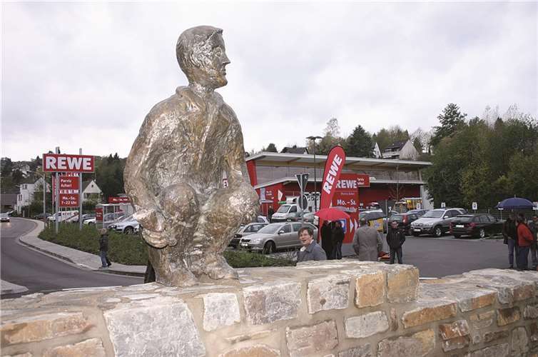 Die Skulptur des „Stadtmauredresse“ gibt dem Kreisel einen besonderen Akzent.