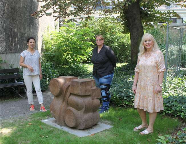 Die Skulptur von Rudi Scheuermann steht im Florinsgarten. Bei der Übergabe waren vor Ort: Pia Scheuermann (v.li.n.re.), Tanja Nikolay und Dr. Margit Theis-Scholz. Foto: privat
