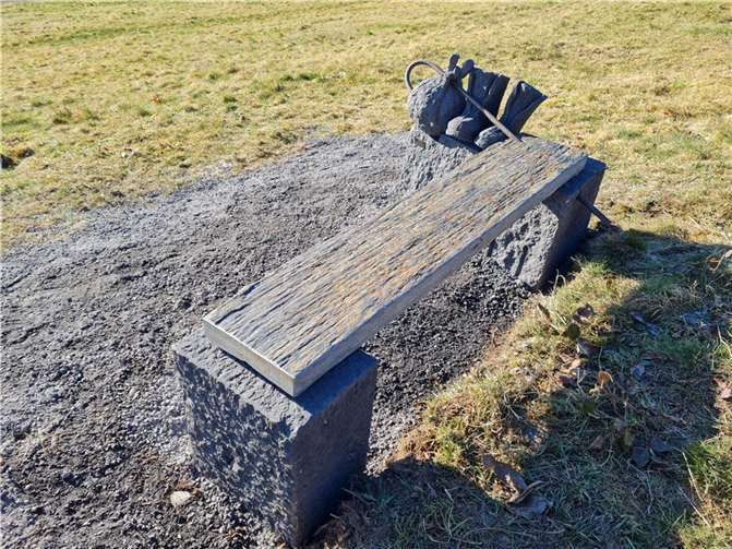 Die Skulptur wurde vom Kirchwalder Bildhauer Thomas Rausch gestiftet.