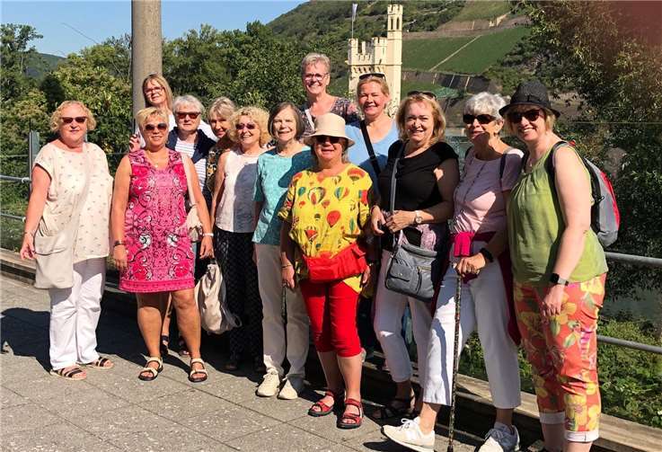 Die Socken-Frauen vor dem Mäuseturm.Foto: privat
