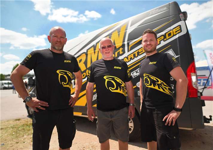 Die Söhne Michael und Christian um Vater Rudi Wangard.kartnet.de/ ichael Schulz