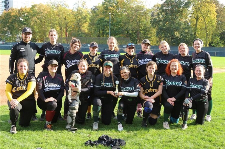 Die Softball-Damen der Coblenz Raptors beenden die Saison als siegreiche Verbandsliga-Meister.Foto:Heiko Hoffmann