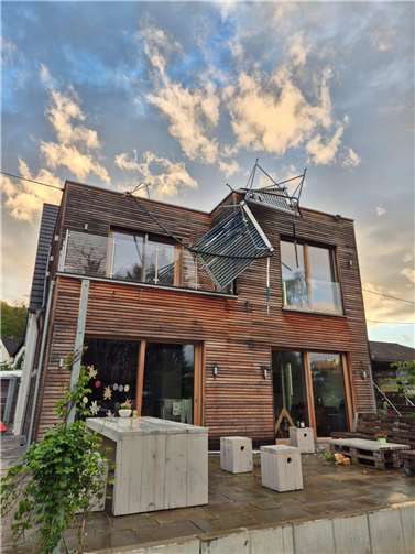 Die Solarthermie-Module standen kurz davor, vollständig vom Dach herabzustürzen.