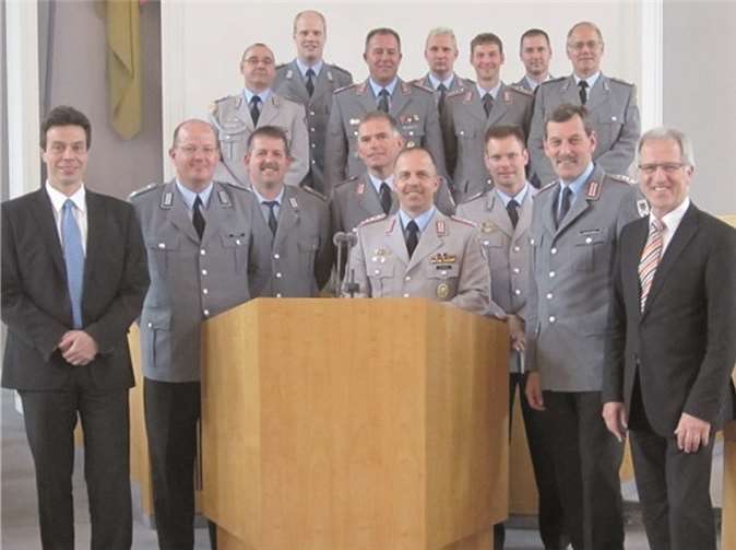 Die Soldaten des Kommando Heer unter der Leitung von Oberst Schneider (2.v.re.) gemeinsam mit den beiden CDU Landtagsabgeordneten Andreas Biebricher, (li.) und Josef Dötsch, (re.) am Rednerpult des Landtages. privat