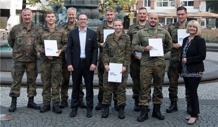 Die Soldaten des Zentrum Operative Kommunikation der Bundeswehr freuen sich gemeinsam mit der IHK Akademie Koblenz über den erfolgreichen Abschluss des Lehrgangs „Social Media Manager“. Zentrum Operative Kommunikation der Bundeswehr