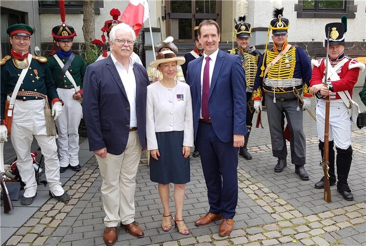 Die Soldaten seiner Armee stifteten General Hoche nachdessen Tod ein monumentales Grabdenkmal auf dem Weißenthurmer Frauenberg, von wo aus er seinen letzten Feldzug gegen Österreich befehligt hatte. Exakt 100 Jahre nach der feierlichen Beisetzungder sterblichen Überreste trafen sich deutsche und französischeRepräsentanten zu einer Feierstunde in Weißenthurm.