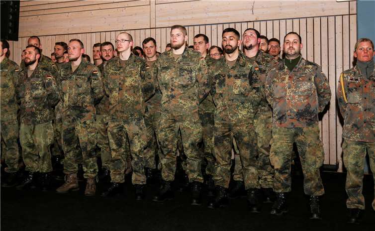 Die Soldaten spielten bei der feierlichen Beurkundung in der August-Horch-Halle eine Hauptrolle und wahrten Disziplin bis zum Schluss.