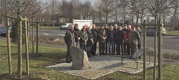 Die Soldaten und zivilen Mitarbeiter versammelten sich an der Heeresflieger-Gedenkstätte.privat