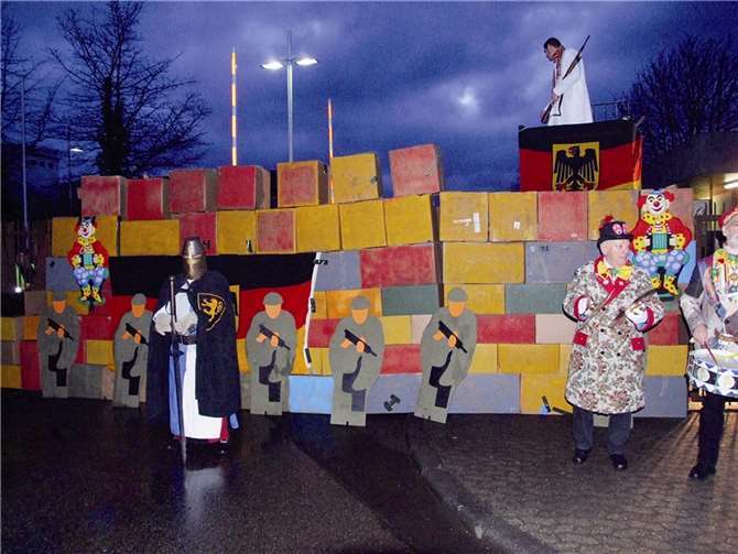 Die Soldaten versuchten die Erstürmung zu verhindern.