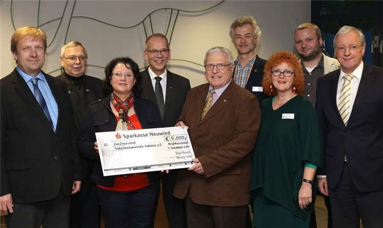 Die Soldatentumorhilfe Koblenz e.V. konnte sich über 5000 Euro freuen (v.l.): Thomas Kaballo (Big Band), Pfarrer Eberhard Gambietz, Christine Wolf (Big Band), Dr. Claus-Michael Lommer, Dr. Hartwig van Vietsch, Pfarrer Bernd Krause, Mechthild Peters, Holger Knieling und Harald Stein (Big Band).privat