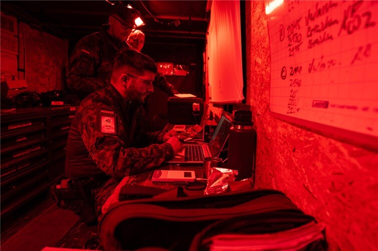 Die Soldatinnen und Soldaten sind Tag und Nacht arbeitsfähig. Im Gefechtsstand werden alle Informationen ausgetauscht, damit der Chef einer Einheit den genauen Überblick behält.