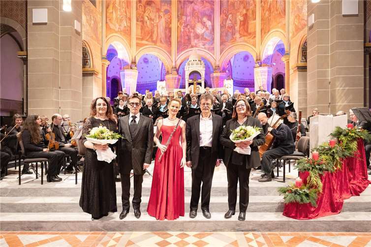 Die Solisten, Chöre sowie das Orchester beim Auftritt in der Rosenkranzkirche in Bad Neuenahr.  Foto: Norbert Schmitt