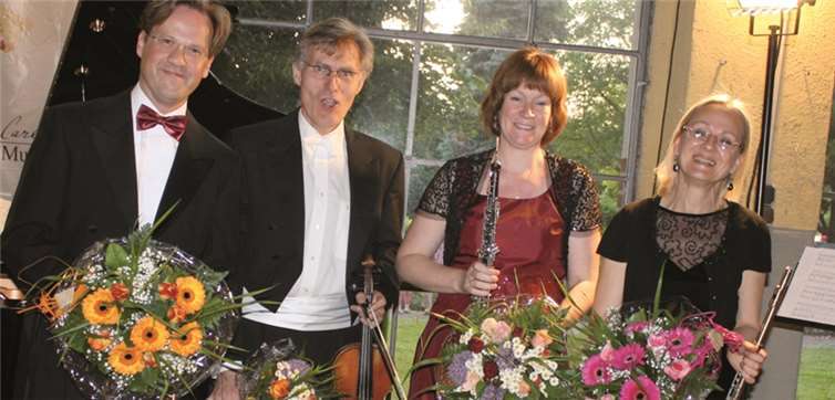 Die Solisten des Abends verabschiedeten sich von ihrem begeisterten Publikum (v.l.n.r.): Marc Unkel, Martin Haunhorst, Joanne Walter-Unkel und Doris Lange-Haunhorst.UB