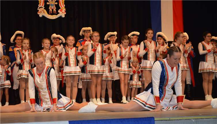 Die Solomariechen Anna Schäfer und Sarah Krumscheid.AB