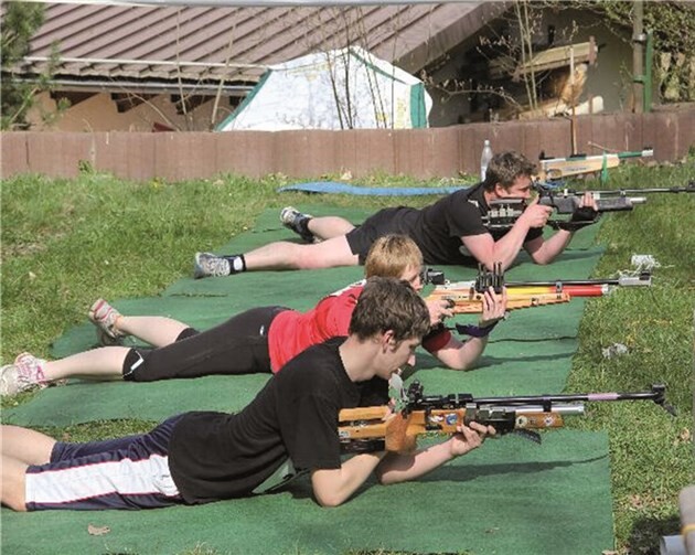 Die Sommerbiathleten treffen sich auf der Schießsportanlage in Raubach.privat