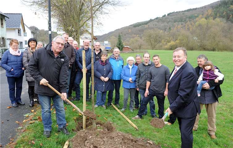 Die Sommerlinde kann wachsen: Hans-Josef Weber und Dr. Jürgen Pföhler (vorne v.l.) mit Bürgern in Liers Kreisverwaltung Ahrweiler