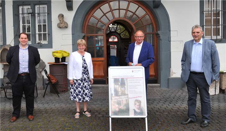 Die Sonderausstellung „Unsere Heimat – Schätze des Landes Rheinland-Pfalz“ haben die Stadtspitze, Museumsleitung und Vertreter der Generaldirektion Kulturelles Erbe eröffnet.Foto: Stadt Andernach/Maurer