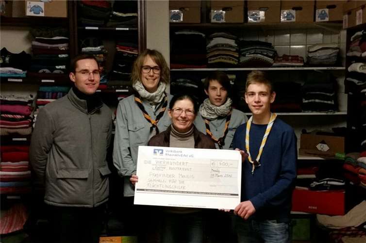 Die Sonderkollekte aus dem Gottesdienst wurde von den Pfadfindern aufgerundet und der Initiative rund um das Flüchtlingscafé Kunterbunt überreicht.privat