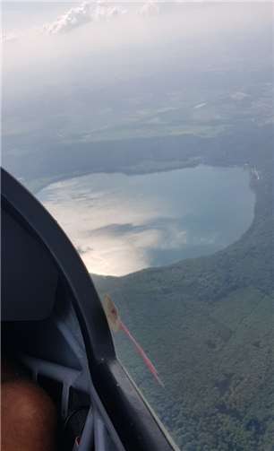 Die Sonne reflektiert sich auf dem Laacher See wie in einem Spiegel.Thomas Hoffmann