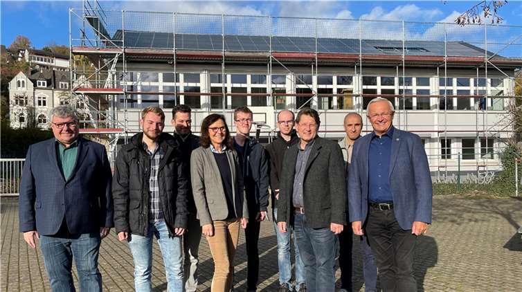 Die Sonne scheint ihnen nicht nur ins Gesicht, sondern vor allem auch auf die neue PV-Anlage hinter ihnen: (von rechts) Landrat Achim Hallerbach, Cemal Bilge (Kreisverwaltung), MGL-Schulleiter Thomas Schmacke, Florian Kropf (KV), Sebastian Bensch (SV), Lehrerin Claudia Herzog, stellvertretender Schulleiter Ralf Weißenfels, Florian Augst (SV) und Kreis-Beigeordneter Michael Mahlert. Quelle: Kreisverwaltung Neuwied