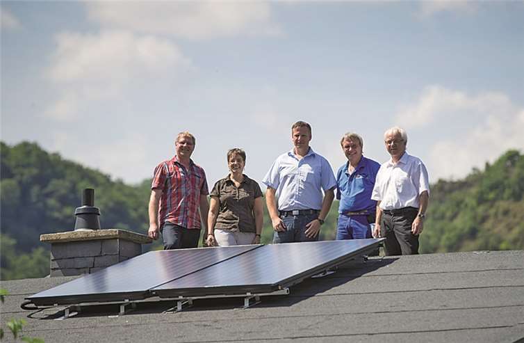 Die Sonne scheint und die KiTa Oberfell spart mit ihr zukünftig bares Geld. (v. l.) Bernd Kewitsch (EVM), Martina Schmidt (Leiterin KiTa Oberfell), Stephan Römer (EVM), Dietmar Hoffmann (Hoffmann Heizung-Sanitär GmbH) und Gottfried Thelen (Bürgermeister Oberfell).EVM