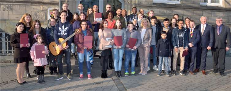 Die Sonne strahlte mit den insgesamt 32 neuen deutschen Staatsbürgerinnen und Staatsbürgern um die Wette, als diese in der Kreisverwaltung Neuwied im Rahmen einer kleinen Feierstunde ihre Einbürgerungsurkunden aus der Hand des neuen Landrats Achim Hallerbach und des 1. Kreisbeigeordneten Michael Mahlert in Empfang nehmen konnten. Kreisverwaltung