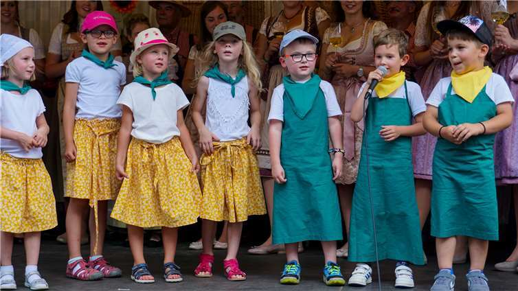 Die Sonnenringkinder überraschten und entzückten mit lustigen Weinsprüchen.