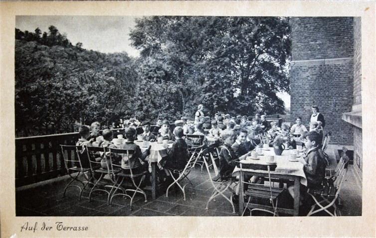 Die Sonnenterrassen standen für Mahlzeiten und Spiel zur Verfügung. Foto aus einem Leporello der NSV (Nationalsozialistische Volkswohlfahrt). Repor: HG