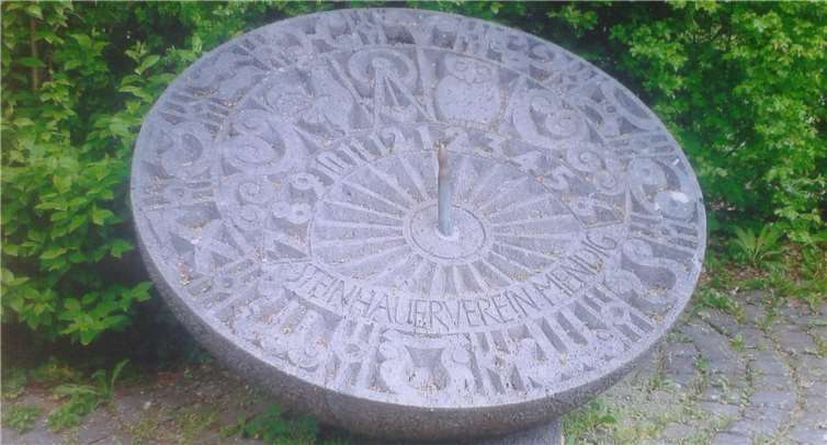 Die Sonnenuhr am Obermendiger Weiher. privat