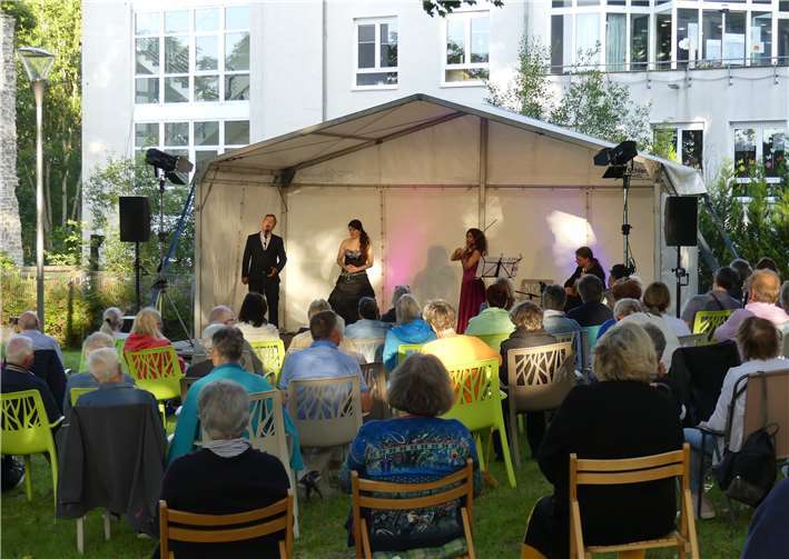 Die Sopranistin Alexandra Bentz begleitet von Geigerin Hait Halaf, dem Tenor Martin Kellenbenz und dem Gitarrist Samuel T. Klemke verzauberten nicht nur einheimische Besucherinnen und Besucher.