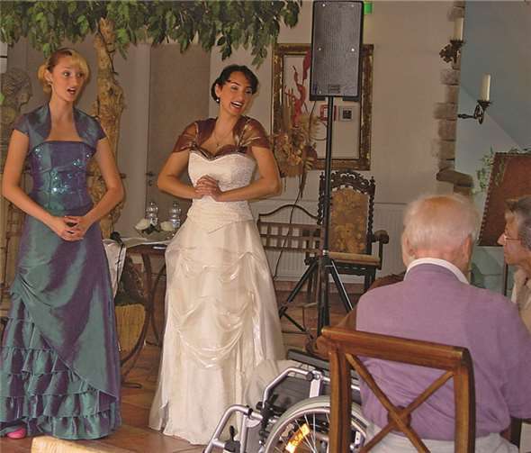 Die Sopranistinnen Margery und Lida Hartmann aus Bochum „entführten“ die Seniorinnen und Senioren in die Welt der Operette. privat