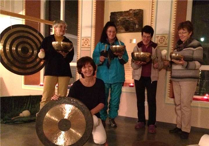 Die Sorgen hatten Pause, das Gedankenkarussell war gestoppt und der Friede konnte in den Herzen einkehren: In der adventlich geschmückten ehemaligen Synagoge konnten alle während der einstündigen Klangsitzung Frieden spüren.privat