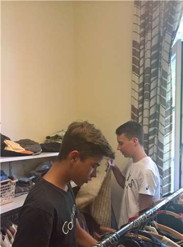 Die Sortierung der Kleidung.