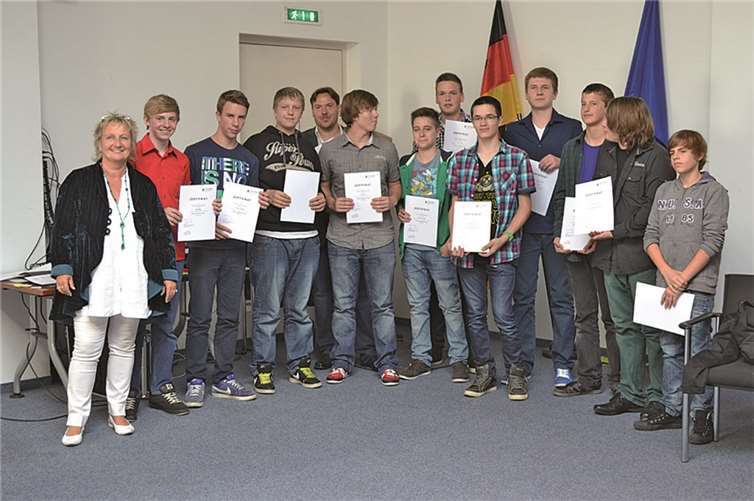 Die „Sozial engagierten Jungs“ aus der Verbandsgemeinde Altenahr bekamen in Mainz jeweils ein Zertifikat von Ministerin Irene Alt überreicht.privat